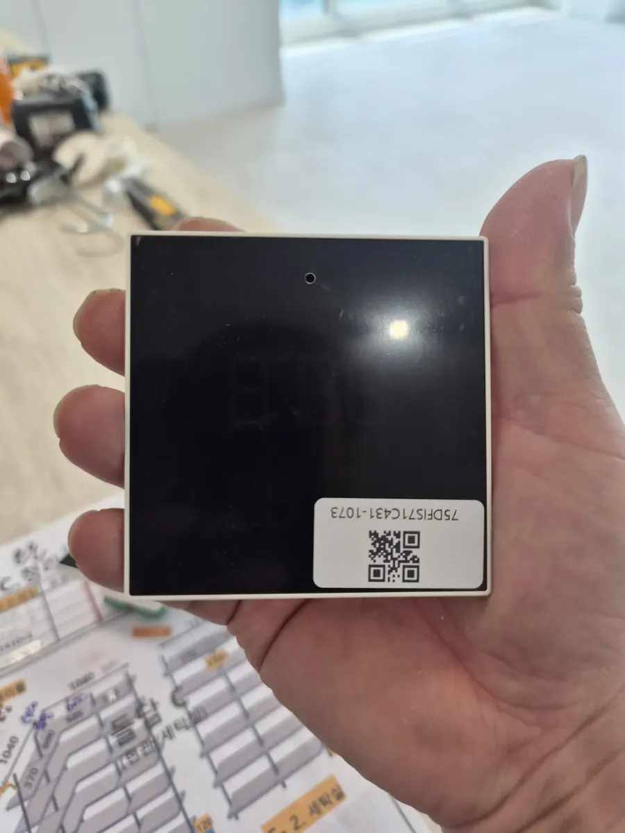 검은 유리 패널과 QR 라벨이 있는 융 온도조절기 본체